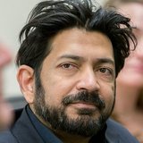 Porträtfoto des Buchautors Siddhartha Mukherjee ©Moody College of Communication from Austin, USA, CC BY-SA 2.0 <https://creativecommons.org/licenses/by-sa/2.0>, via Wikimedia Commons