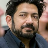 Porträtfoto des Buchautors Siddhartha Mukherjee ©Moody College of Communication from Austin, USA, CC BY-SA 2.0 <https://creativecommons.org/licenses/by-sa/2.0>, via Wikimedia Commons