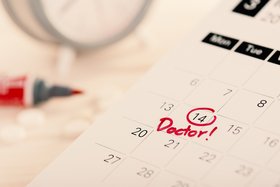 Nahaufnahme eines Terminkalenders, in dem ein Arzttermin für den 14. des Monats rot markiert ist ©Nor Gal/Shutterstock.com