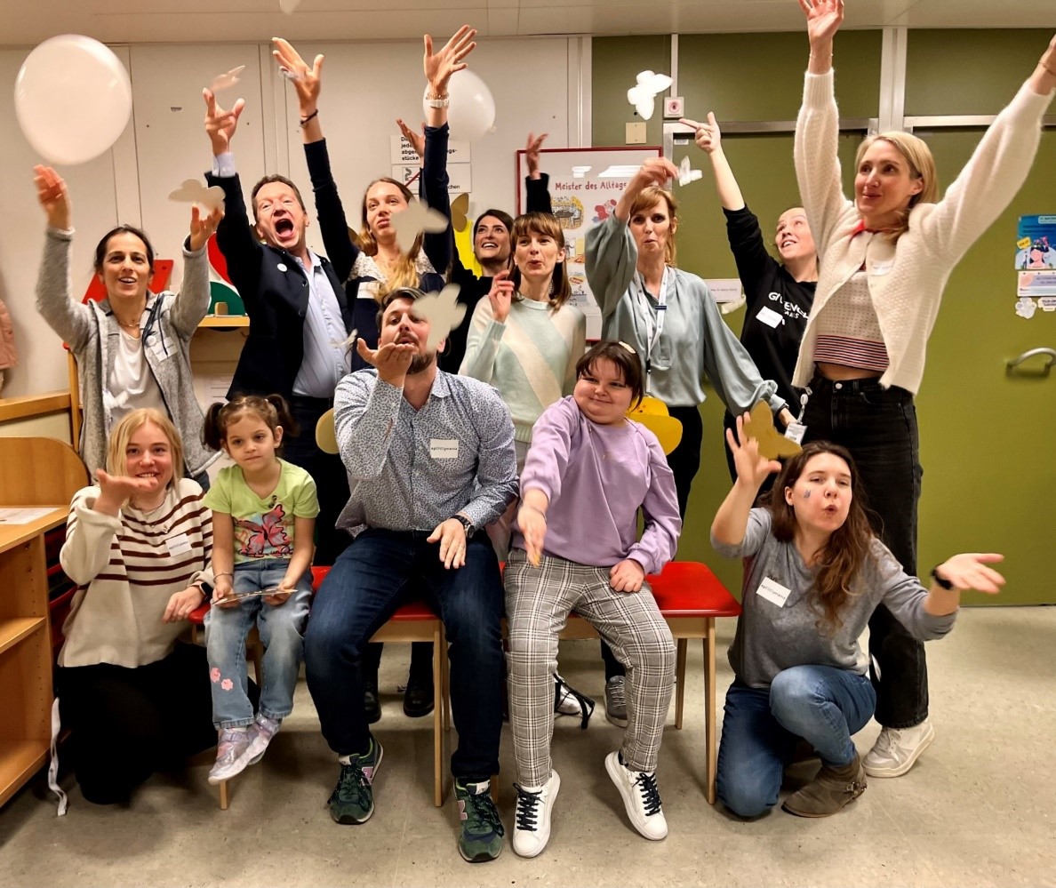 Das Team des Hirntumorzentrums für Kinder und Jugendliche an der Medizinischen Universität Wien gemeinsam mit Patientinnen und Angehörigen ©MedUni Wien, Silke Horcicka